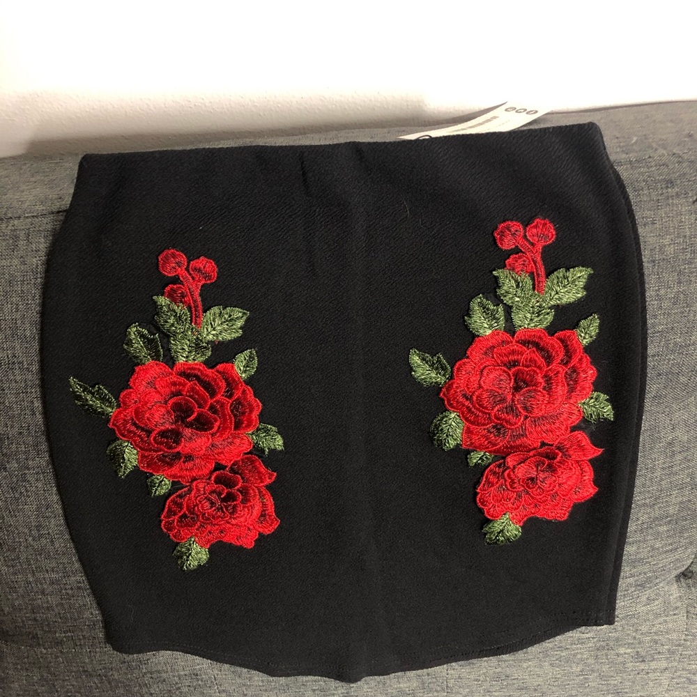 Mini pencil skirt rose details